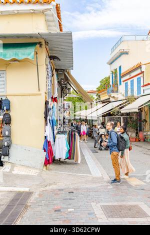 Athen, Griechenland - 15. Mai 2024: Touristen Shopping im historischen Stadtteil Plaka Stockfoto