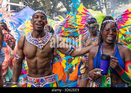 Karnevalstänzer in gefiederter Maskerade bei der Notting Hill 2023 Parade. London, UK, 28. August 2023 Stockfoto