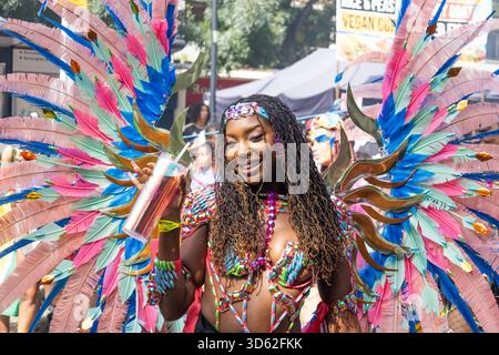 Notting Hill Carnival 2023 Parade-Tänzerin in lebendigen gefiederten Flügeln. London, UK, 28. August 2023 Stockfoto