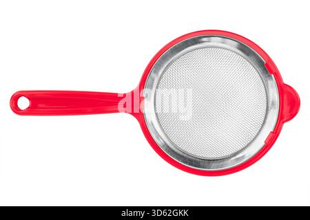 Rotes Teesieb in einem Becher auf einem isolierten weißen Hintergrund. Stockfoto