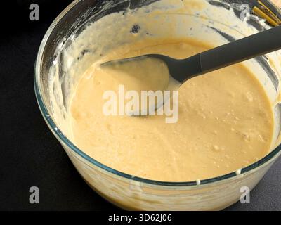 Nahaufnahme von frischem rohen Teig für Waffeln oder Pfannkuchen in einer Glasschale Stockfoto