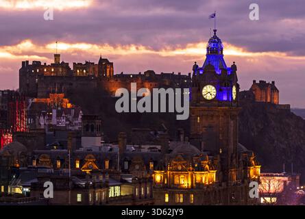 Beleuchtete Stadt Edinburgh mit Balmoral Hotel Uhrenturm und Schloss, Edinburgh, Schottland, Großbritannien Stockfoto