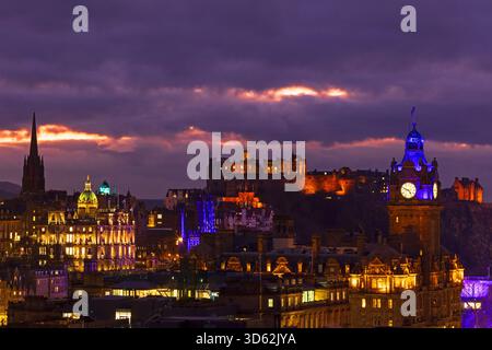 Beleuchtete Stadt Edinburgh in der Abenddämmerung mit Balmoral Hotel Uhrenturm und Schloss, Edinburgh, Schottland, Großbritannien Stockfoto
