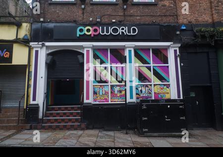 Der PopWorld Nachtclub in der Wood Street, Liverpool, mit einer schwarzen Fassade und lebendigen, geometrischen Pop-Art-Fenstern. Stockfoto