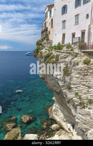 houses of the old town standing directly on the steep chalk cliffs, France, Corsica, Bonifacio Stockfoto