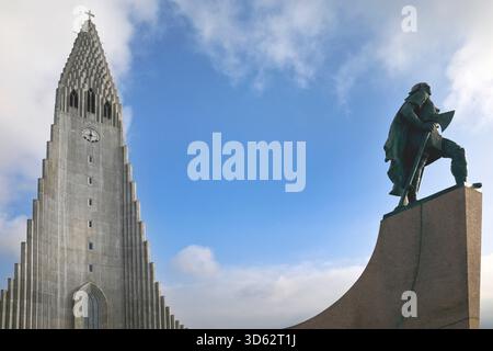 Kirche Hallgrimur mit der Statue des Entdeckers Leif Erikson, Island, Reykjavik Stockfoto