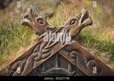 Hölzerne Giebeldekoration auf dem Rasendach eines Wikingerhauses, Island, West Island Stockfoto
