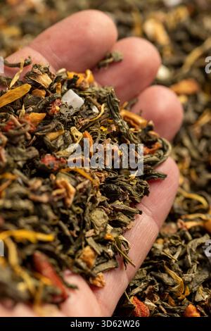 Eine große Menge getrockneten grünen Tees mit natürlichen Aromen und Stücken von Früchten und Beeren Stockfoto