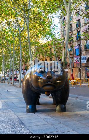Eine monumentale Bronzeskulptur einer Katze mit verspieltem Ausdruck, geschaffen vom berühmten Künstler Fernando Botero Angulo (1932-2023). Die Skulptur kann sein Stockfoto