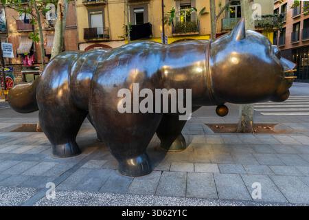 Eine monumentale Bronzeskulptur einer Katze mit verspieltem Ausdruck, geschaffen vom berühmten Künstler Fernando Botero Angulo (1932-2023). Die Skulptur kann sein Stockfoto
