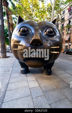 Eine monumentale Bronzeskulptur einer Katze mit verspieltem Ausdruck, geschaffen vom berühmten Künstler Fernando Botero Angulo (1932-2023). Die Skulptur kann sein Stockfoto