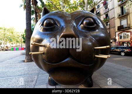 Eine monumentale Bronzeskulptur einer Katze mit verspieltem Ausdruck, geschaffen vom berühmten Künstler Fernando Botero Angulo (1932-2023). Die Skulptur kann sein Stockfoto