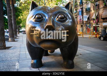 Eine monumentale Bronzeskulptur einer Katze mit verspieltem Ausdruck, geschaffen vom berühmten Künstler Fernando Botero Angulo (1932-2023). Die Skulptur kann sein Stockfoto