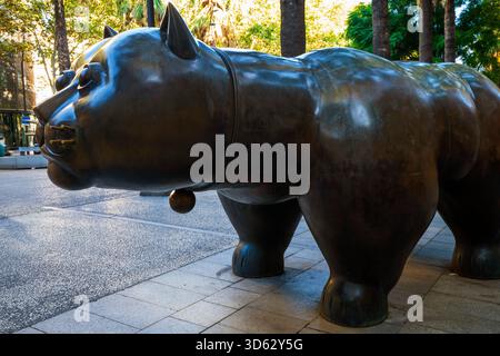 Eine monumentale Bronzeskulptur einer Katze mit verspieltem Ausdruck, geschaffen vom berühmten Künstler Fernando Botero Angulo (1932-2023). Die Skulptur kann sein Stockfoto