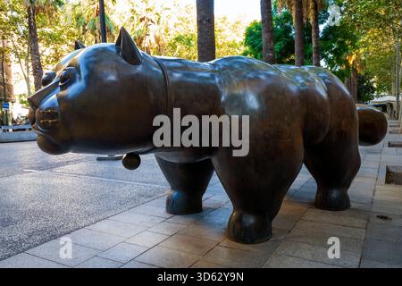 Eine monumentale Bronzeskulptur einer Katze mit verspieltem Ausdruck, geschaffen vom berühmten Künstler Fernando Botero Angulo (1932-2023). Die Skulptur kann sein Stockfoto