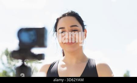 Nahaufnahme einer jungen Frau, die sich auf Video aufzeichnet, um ihren Followern zu erklären, wie man eine Übung und ein sportliches Workout durchführt Stockfoto
