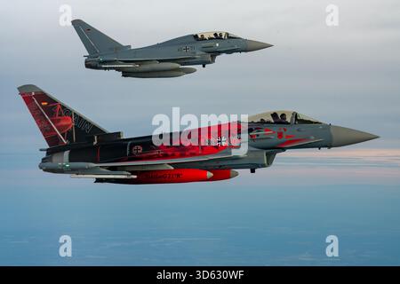 Eine B-52H Stratofortress der US-Luftwaffe, die der 96th Expeditionary Bomb Squadron zugeteilt ist, fliegt neben zwei deutschen Luftwaffe Eurofighter Taihoons durin Stockfoto