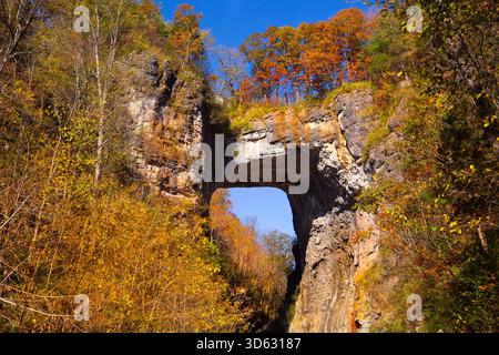 Herbstszene der Natural Bridge, einer natürlichen Kalksteinformation in Virginia USA Stockfoto