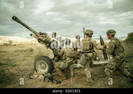 Fallschirmjäger der US-Armee, die dem 4. Bataillon, 319. Airborne Field Artillery Regiment, 173. Airborne Brigade, zugeordnet sind, führen Live-Feuerübungen durch Stockfoto