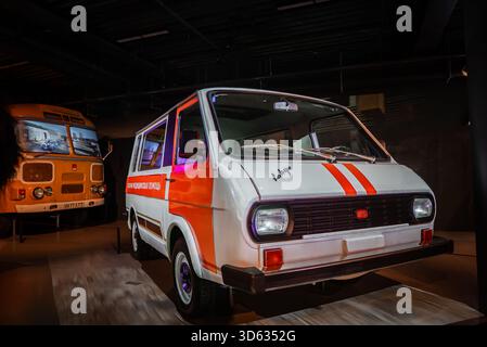 Lada-Kleinbus aus der Sowjetzeit und Oldtimer-Bus in einer Innenausstellung Stockfoto