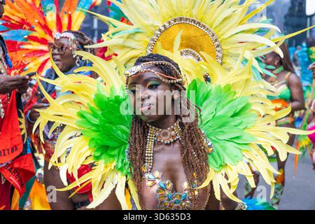 Lebendiger Maskerfahrer beim Notting Hill Carnival 2023. London, UK, 28. August 2023 Stockfoto