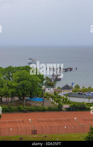 Editorial: GOHREN, MECKLENBURG-VORPOMMERN, DEUTSCHLAND, 8. Juni 2025 - Eine Fähre, die am Gohrener Pier ankommt, von der 270 Meter in die S-Ostsee hineinragen Stockfoto