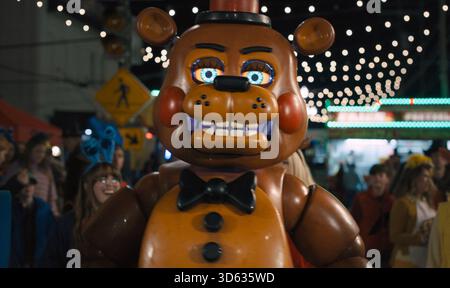 Five Nights at Freddy's 2 ist ein US-amerikanischer Supernatural-Horrorfilm, der auf der Videospielserie Five Nights at Freddy's basiert, die von Scott Cawthon geschaffen wurde, und der Fortsetzung der Filmadaption von 2023. Regie führte Emma Tammi und Cawthon. Josh Hutcherson, Elizabeth Lail, Piper Rubio und Matthew Lillard nehmen ihre Rollen aus dem vorherigen Film wieder auf, mit Skeet Ulrich, Wayne Knight, McKenna Grace und Teo Briones. Stockfoto