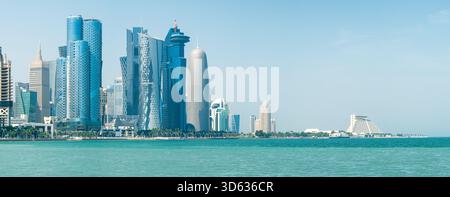 Panoramablick auf das Geschäftszentrum von Doha mit futuristischen Wolkenkratzern und Blick auf das Wasser in West Bay, Katar. Moderne Architektur und futuristisch Stockfoto