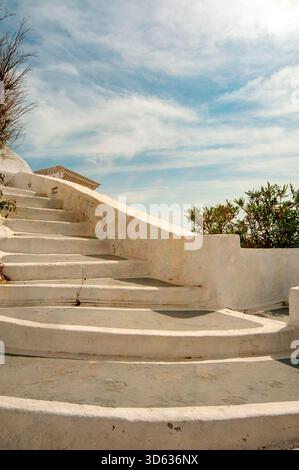 Beeindruckende weiße Treppe, die sich zu einem klaren blauen Himmel erhebt, in Santorin, Griechenland Stockfoto
