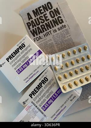 Stillleben von Prempro Boxen und ein artikel in der New York Post, dass HRT sicher ist, 2025, USA Stockfoto