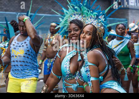 Fröhliche Tänzer beim Notting Hill Carnival 2023. London, UK, 28. August 2023 Stockfoto