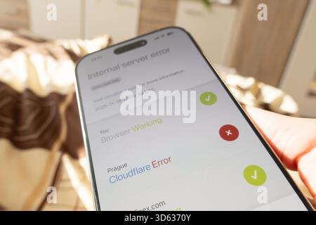 Ostrava, Tschechien - 18. November 2025: Smartphone mit Website wird wegen Cloudflare-Ausfalls nicht geladen Stockfoto