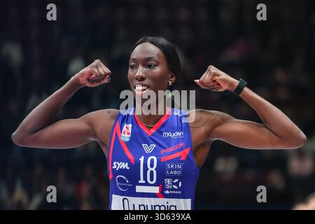 Paola Egonu #18 von Numia Vero Volley Milano feiert während der Volley Serie A Frauen-Spiel 2025/26 zwischen Numia Vero Volley Milano und Igor Gorgonzola Novara im Unipol Forum in Assago. Endergebnis Numia Vero Volley Milano 2 | 3 Igor Gorgonzola Novara Stockfoto