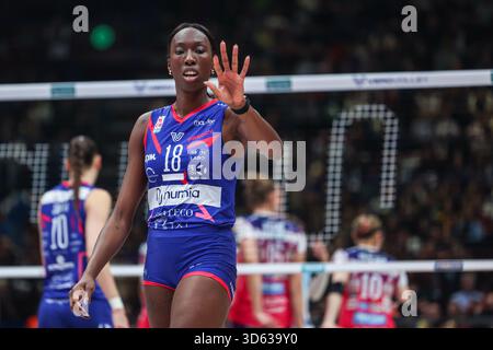Paola Egonu #18 von Numia Vero Volley Milano Gesten während der Volley Serie A Frauen-Spiel 2025/26 zwischen Numia Vero Volley Milano und Igor Gorgonzola Novara im Unipol Forum in Assago. Endergebnis Numia Vero Volley Milano 2 | 3 Igor Gorgonzola Novara Stockfoto