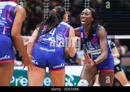 Paola Egonu #18 von Numia Vero Volley Milano feiert während der Volley Serie A Frauen-Spiel 2025/26 zwischen Numia Vero Volley Milano und Igor Gorgonzola Novara im Unipol Forum in Assago. Endergebnis Numia Vero Volley Milano 2 | 3 Igor Gorgonzola Novara Stockfoto