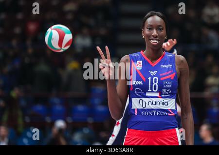 Paola Egonu #18 von Numia Vero Volley Milano Gesten während der Volleyball Serie A Frauen-Spiel 2025/26 zwischen Numia Vero Volley Milano und Igor Gorgonzola Novara im Unipol Forum in Assago. Endergebnis Numia Vero Volley Milano 2 | 3 Igor Gorgonzola Novara Stockfoto
