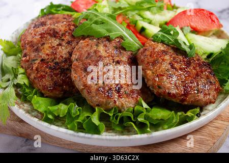 Gebratene Schnitzel, gemischtes Hackfleisch, mit Gemüsesalat, hausgemacht, Blick von oben, keine Personen, Stockfoto