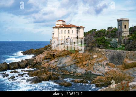 Schloss Boccale und Sandsteinfelsen von Romito während der Wintersaison in Livorno, Toskana, Italien, Europa Stockfoto