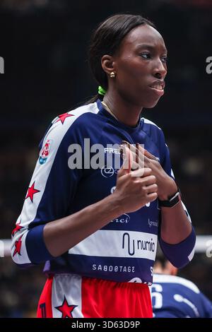 Paola Egonu #18 von Numia Vero Volley Milano Gesten während der Volleyball Serie A Frauen-Spiel 2025/26 zwischen Numia Vero Volley Milano und Igor Gorgonzola Novara im Unipol Forum in Assago. Endergebnis Numia Vero Volley Milano 2 | 3 Igor Gorgonzola Novara Stockfoto