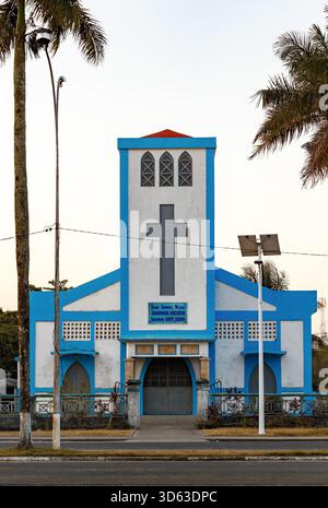 Toamasina, Madagaskar - 17. Oktober 2016: Die Cathedrale Sainte-Aurore mit ihrer markanten blau-weißen Fassade und dem Kreuz, ein zentrales religiöses Wahrzeichen der Stadt. Stockfoto