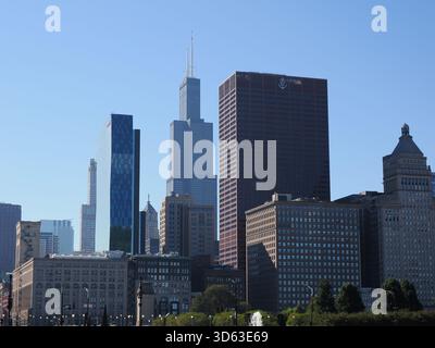 Chicago, USA - 15. September 2025: Blick auf den majestätischen Willis Tower (Sears Tower) und die umliegenden Wolkenkratzer im Chicago Loop, von Grant P. Stockfoto