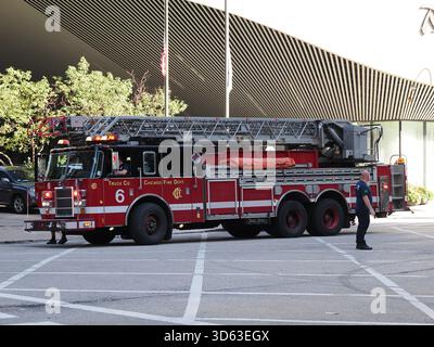 Chicago, USA – 15. September 2025: Ein roter Truck der Feuerwehr Chicago (Truck Co. 6) parkt auf einer Stadtstraße mit sichtbaren Leitern und Ausrüstung. Stockfoto