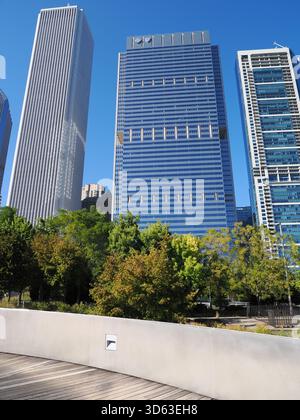 Chicago, USA - 15. September 2025: Blick auf das Aon Center, den Blue Cross Blue Shield Tower und andere moderne Wolkenkratzer, die sich über dem Millennium Park erheben. Stockfoto