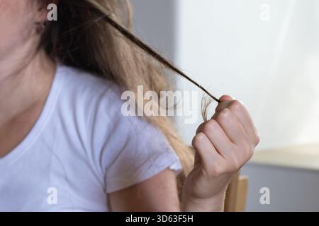 Trichotillomanie-Konzept. Menschliches Impulsverhaltensproblem, Haarziehstörung. Stockfoto