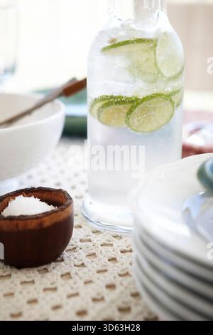Flasche Eiswasser mit Limettenscheiben Stockfoto