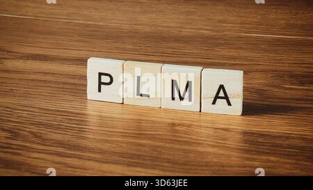 Wooden Scrabble Fliesen Rechtschreibung PLMA Abkürzung auf poliertem Holzmaserung Hintergrund für Business Concepts Stockfoto