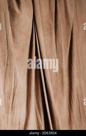 Braune Stoffkulisse in einem Fotostudio. Hochwertige Fotos Stockfoto