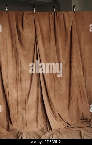 Braune Stoffkulisse in einem Fotostudio Stockfoto