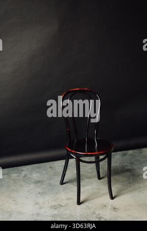Schwarzer Holzstuhl im Fotostudio Stockfoto