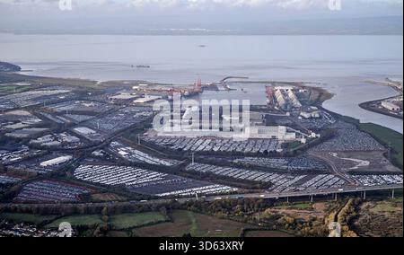 Eine Drohnenaufnahme von Avonmouth Docks, die neue Autos zeigt, die entladen werden und auf den Vertrieb warten, Bristol SW England, Bristol, Südwest England, Großbritannien Stockfoto